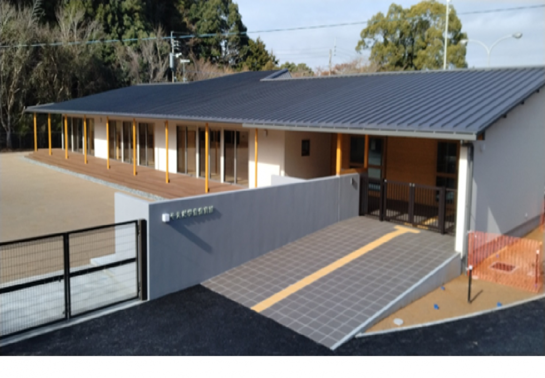 学童入口からの外観